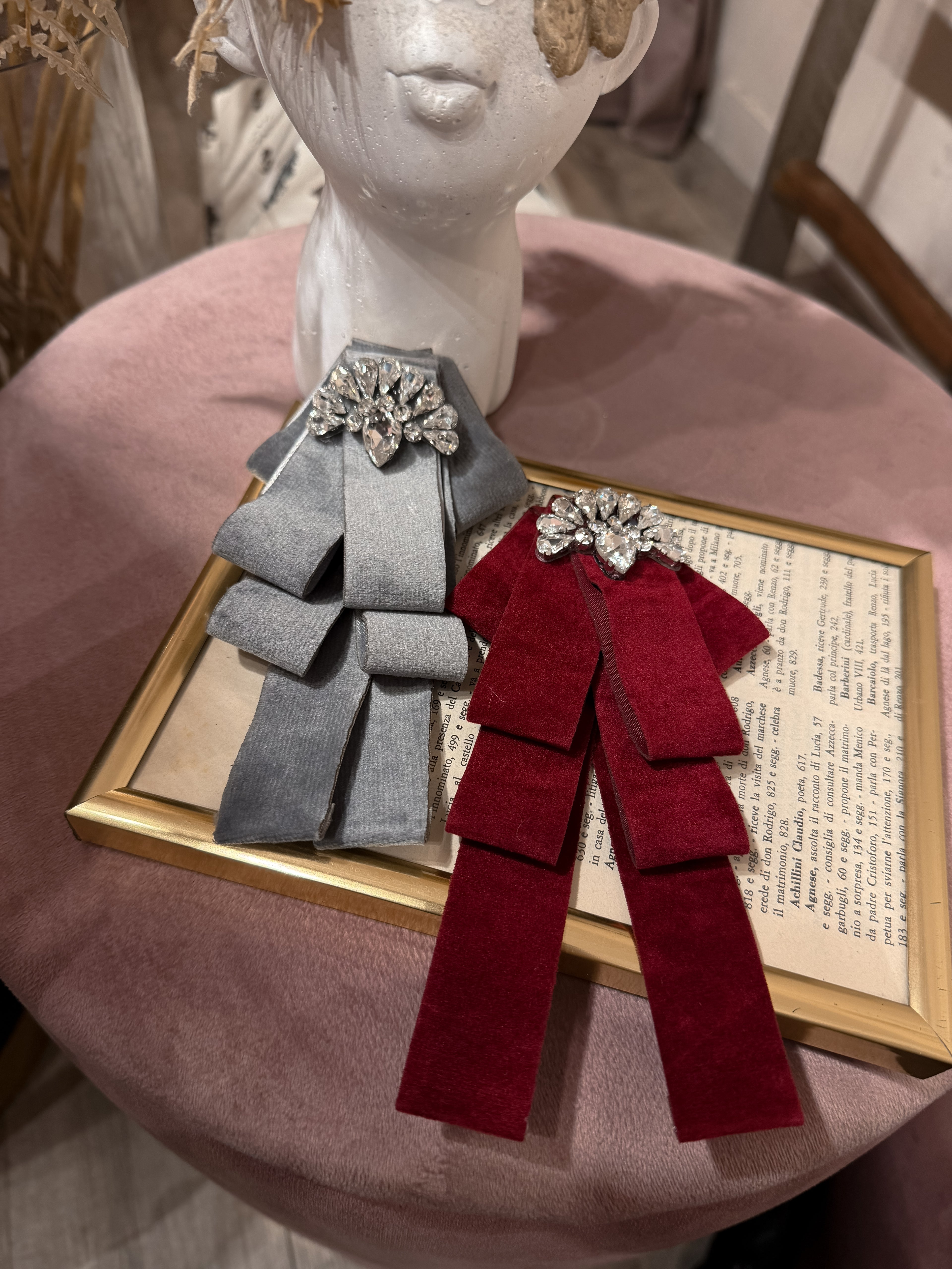 Spilla Fiocco/Pietre Kostumn1 +colori